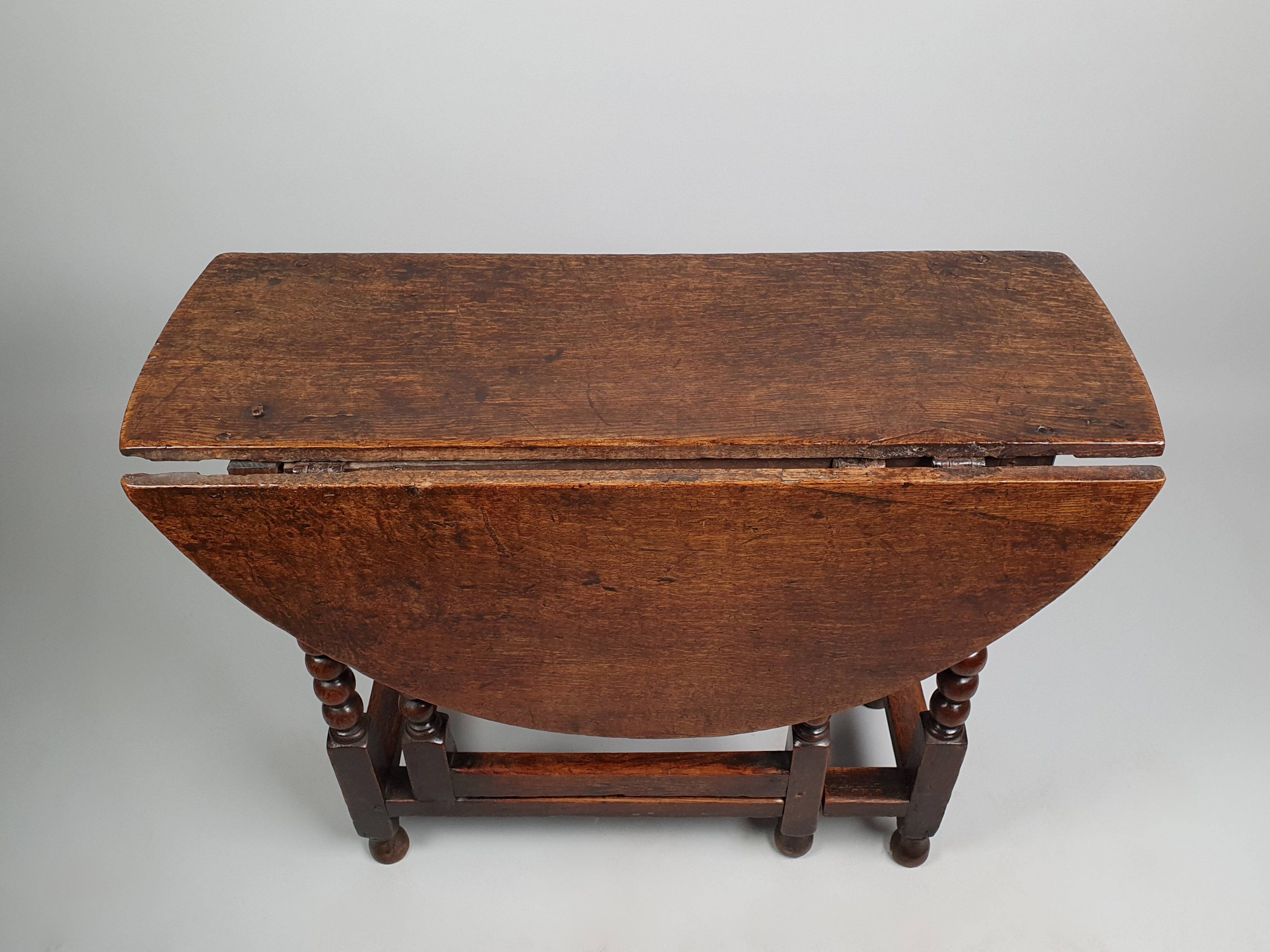 antique oak Table leaves down