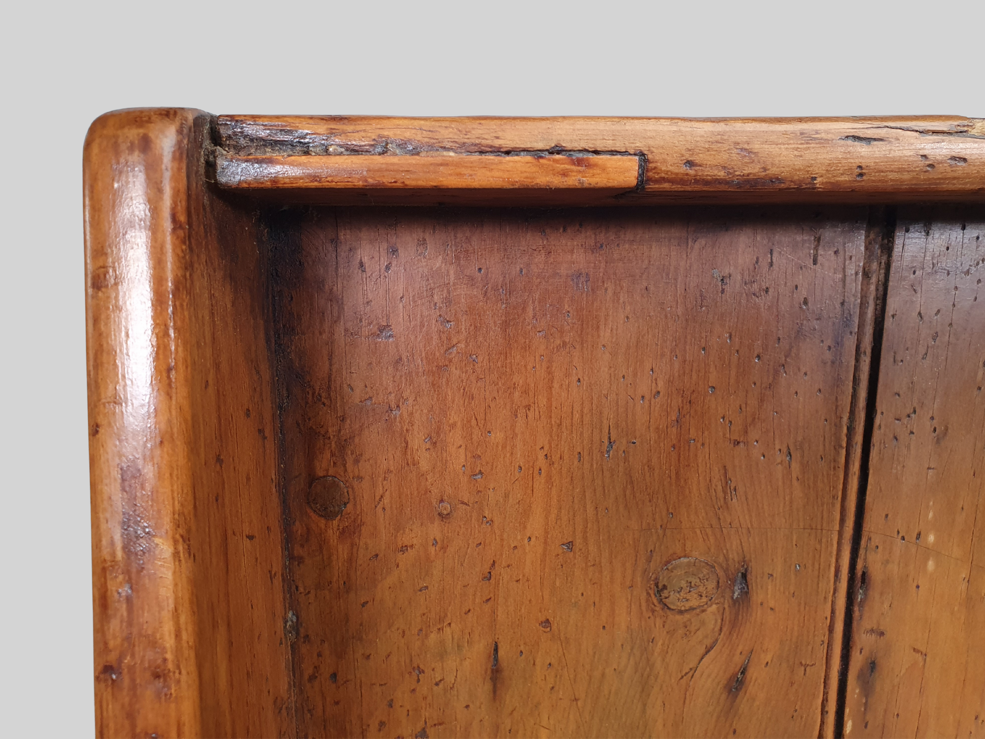 settle bench close up of back rest