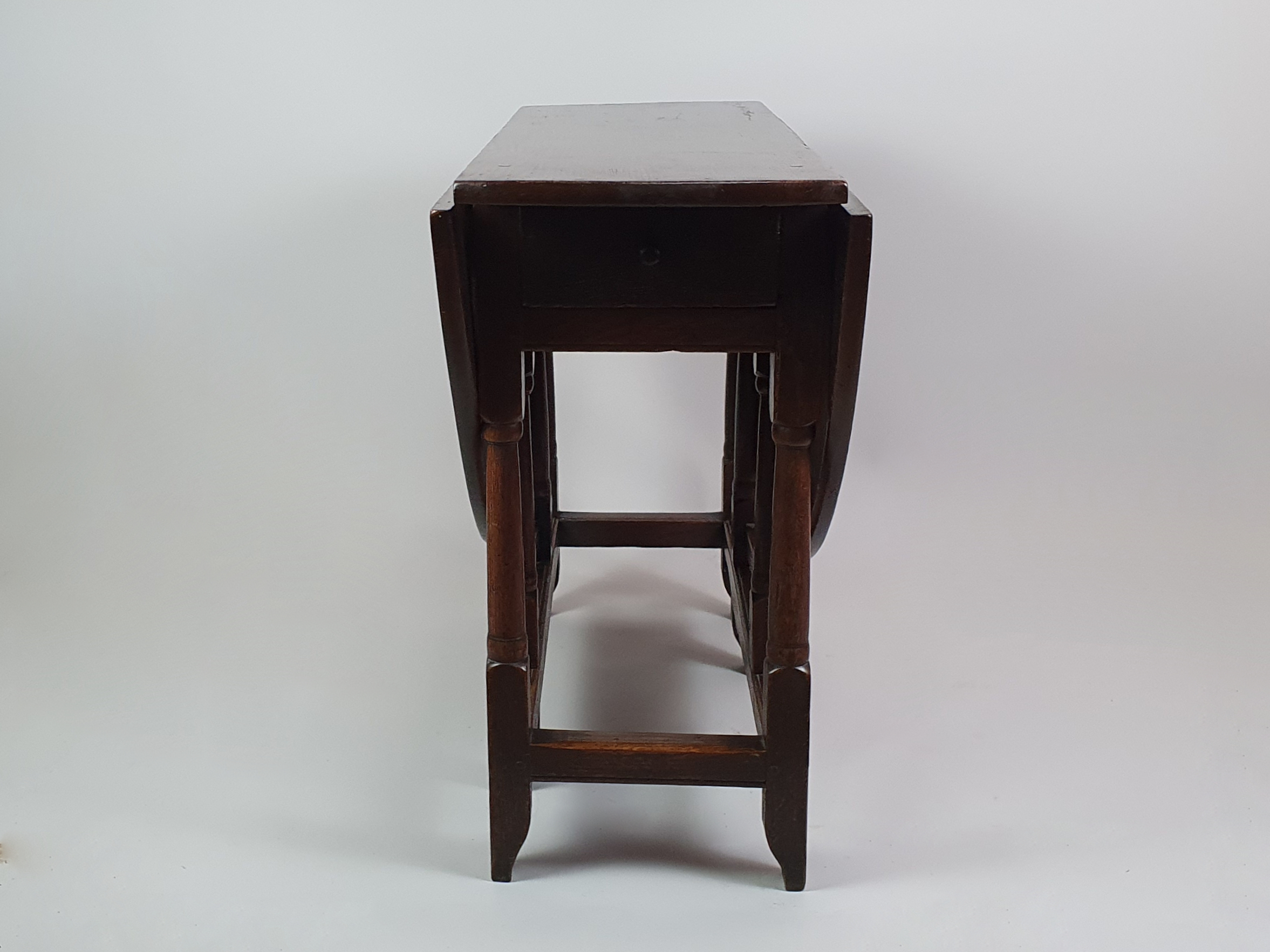 English 18th century oval oak Gate Leg Table