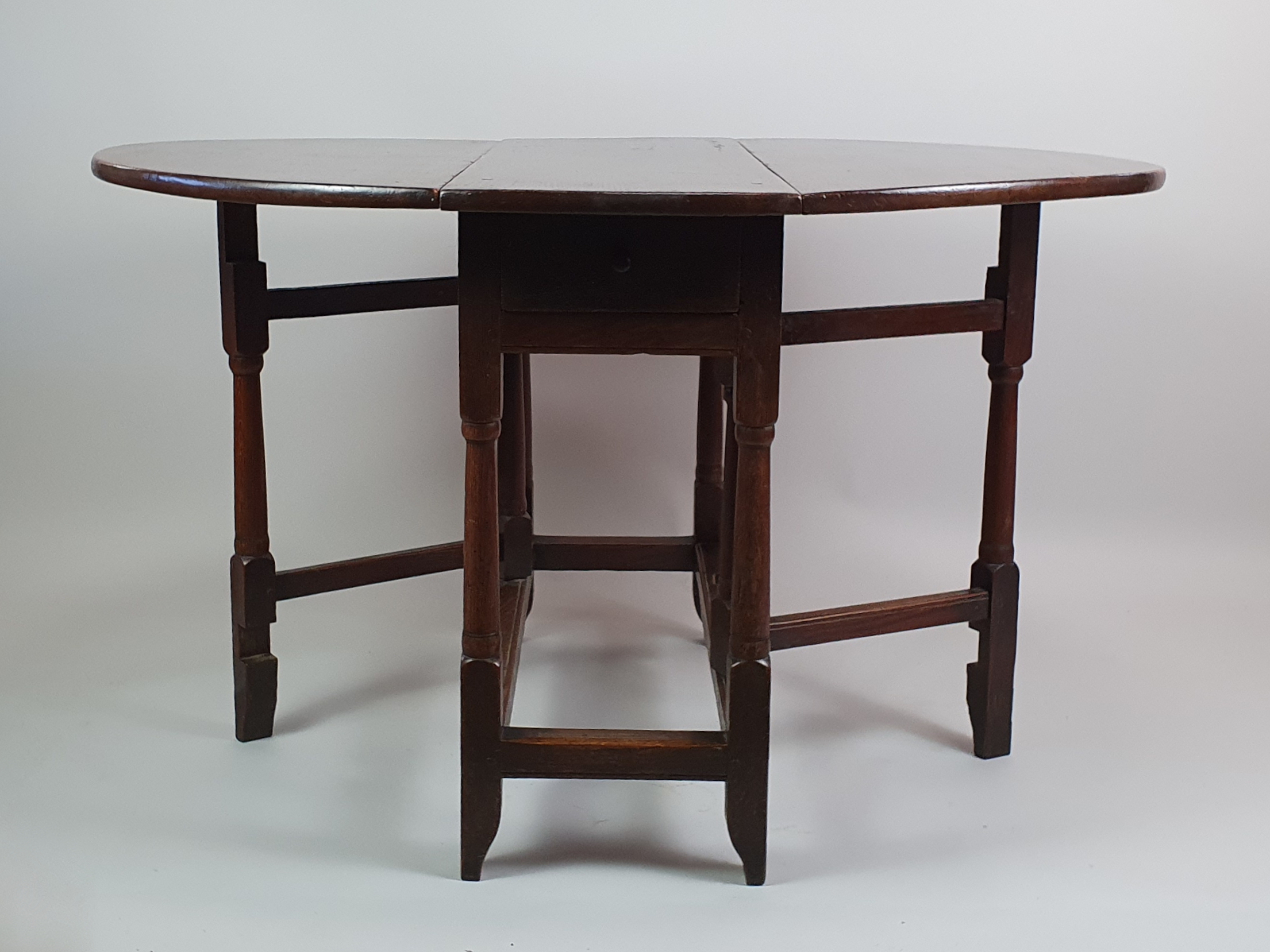 English 18th century oval oak Gate Leg Table