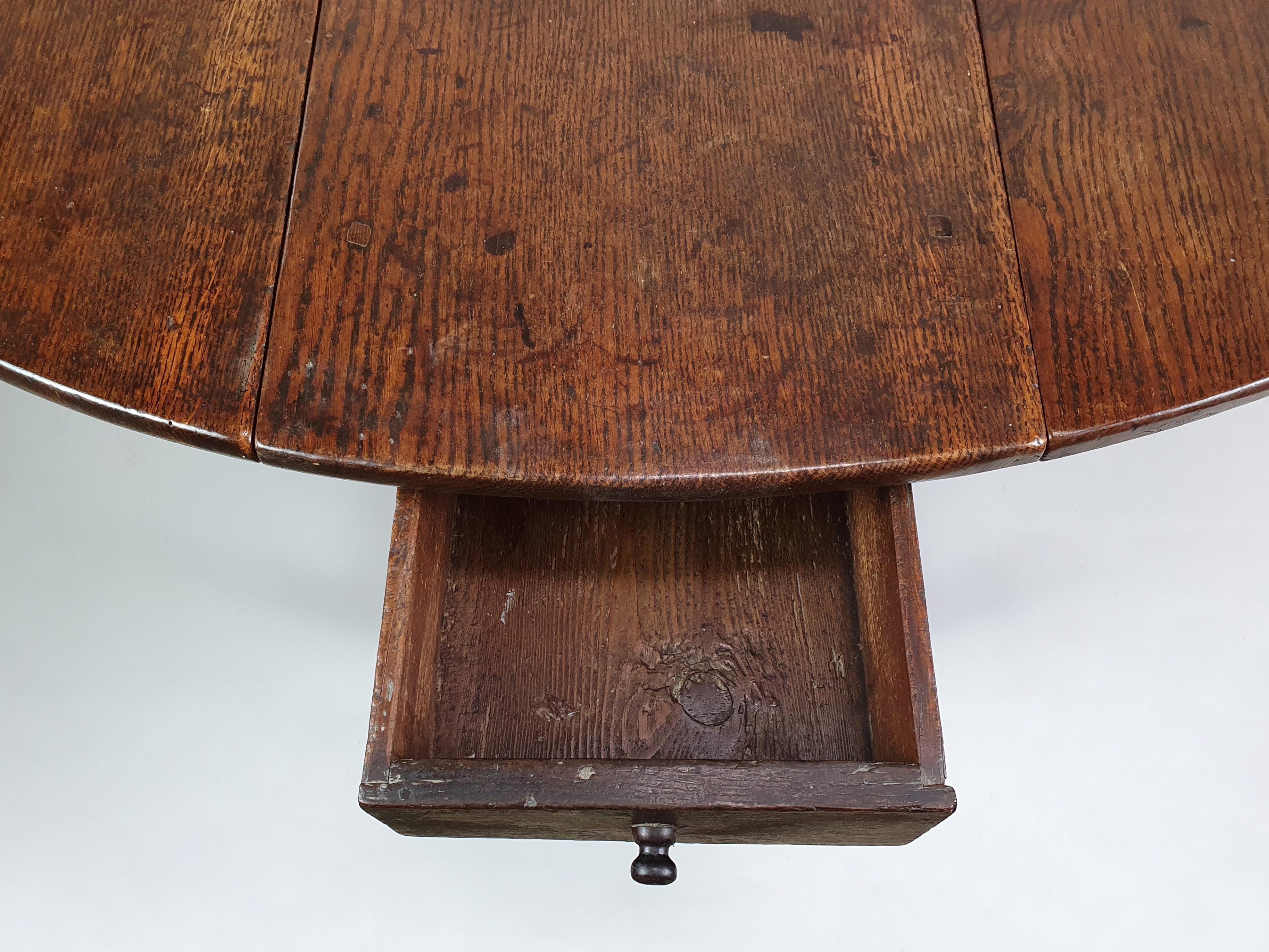 English 18th century oval oak Gate Leg Table