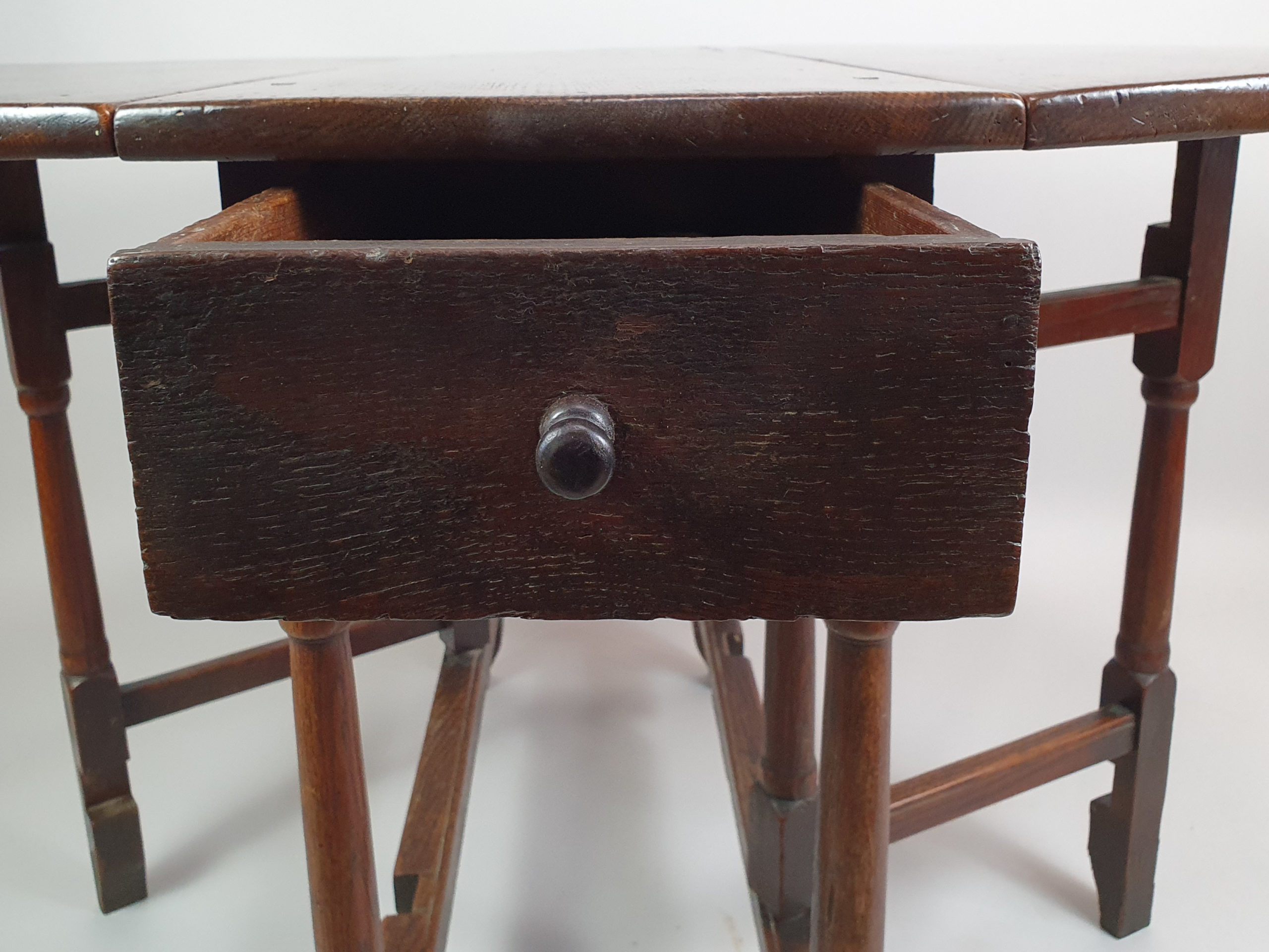 English 18th century oval oak Gate Leg Table