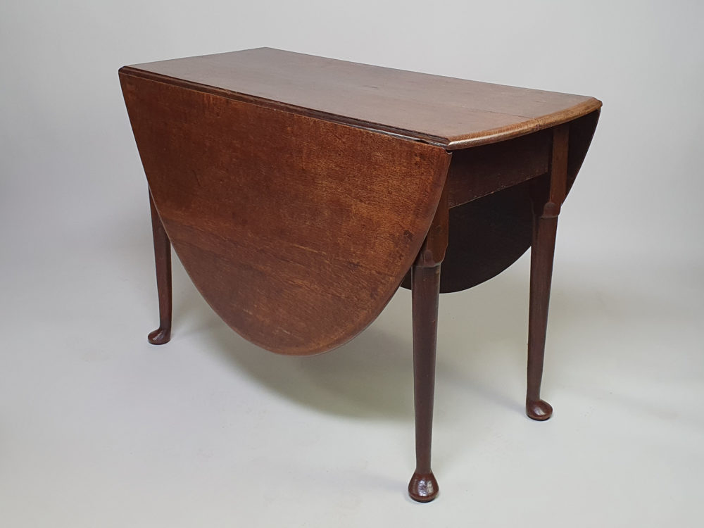 Antique Georgian mahogany oval drop leaf Table