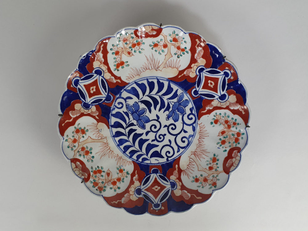 Large late 19th century antique Imari Charger