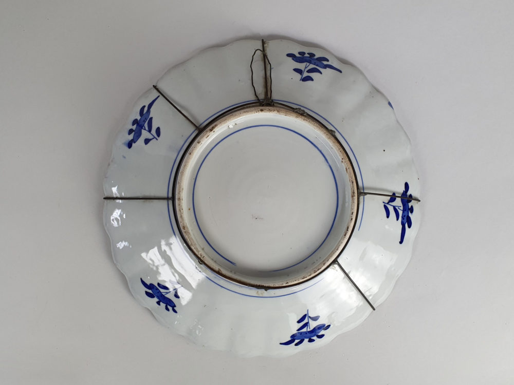 Large late 19th century antique Imari Charger