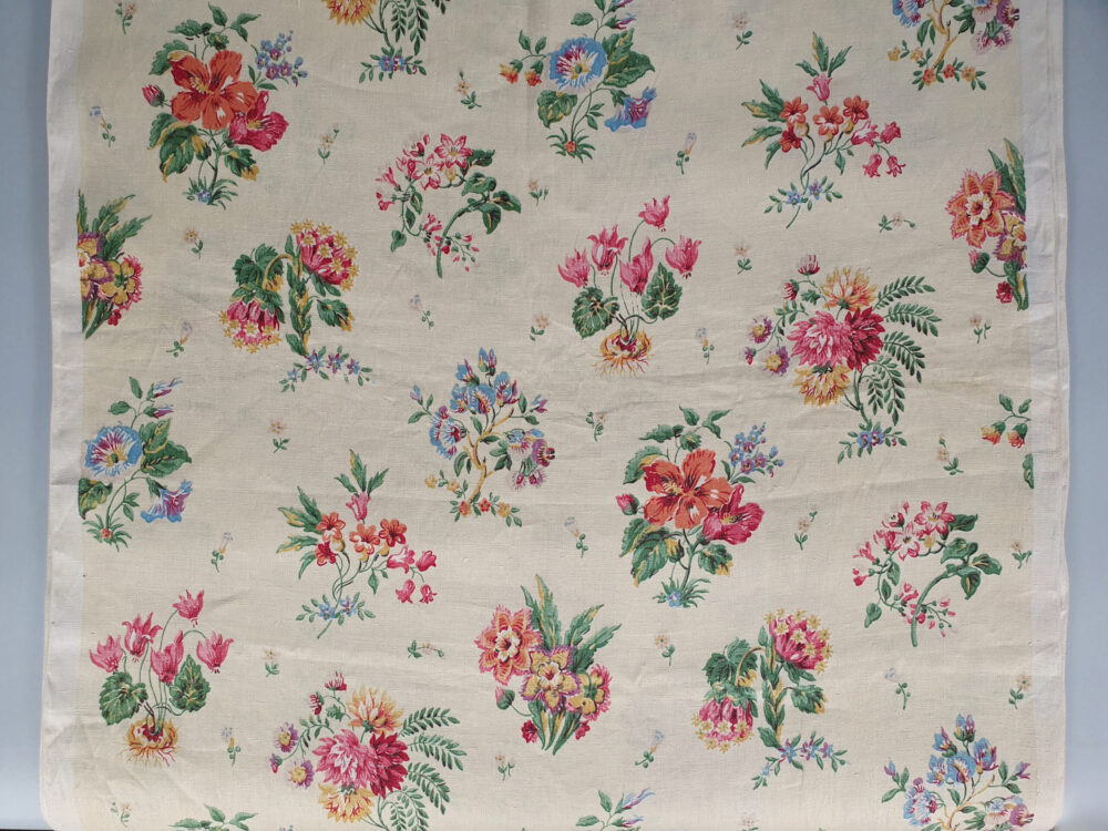 Unused vintage floral Linen Fabric (8 metres)