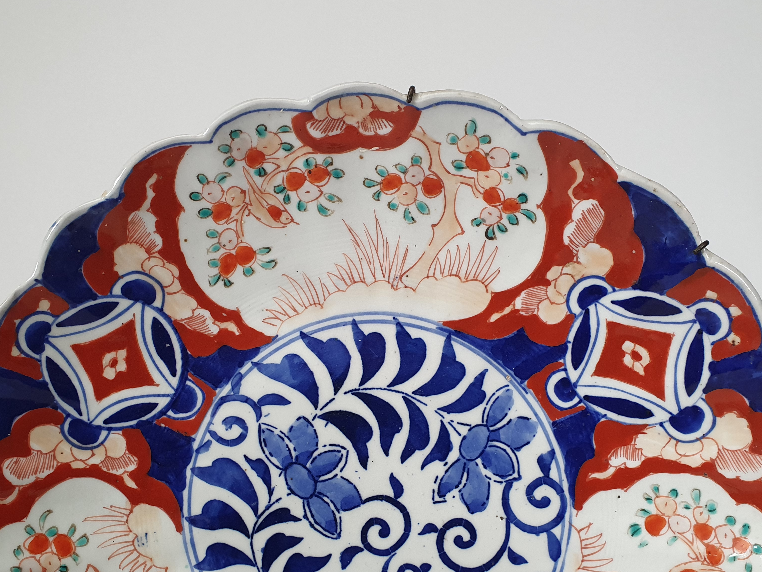 Antique Japanese Imari Porcelain Plate scallop edge detail