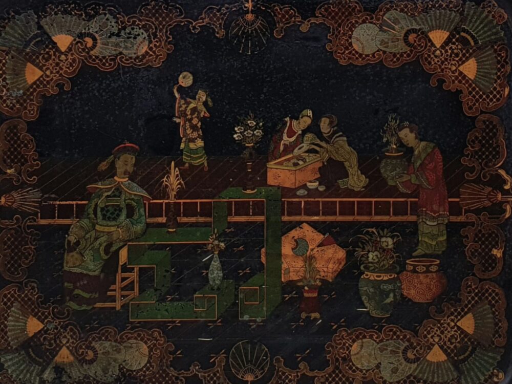 Decorative antique early 1900s Chinoiserie papier-mâché Tray