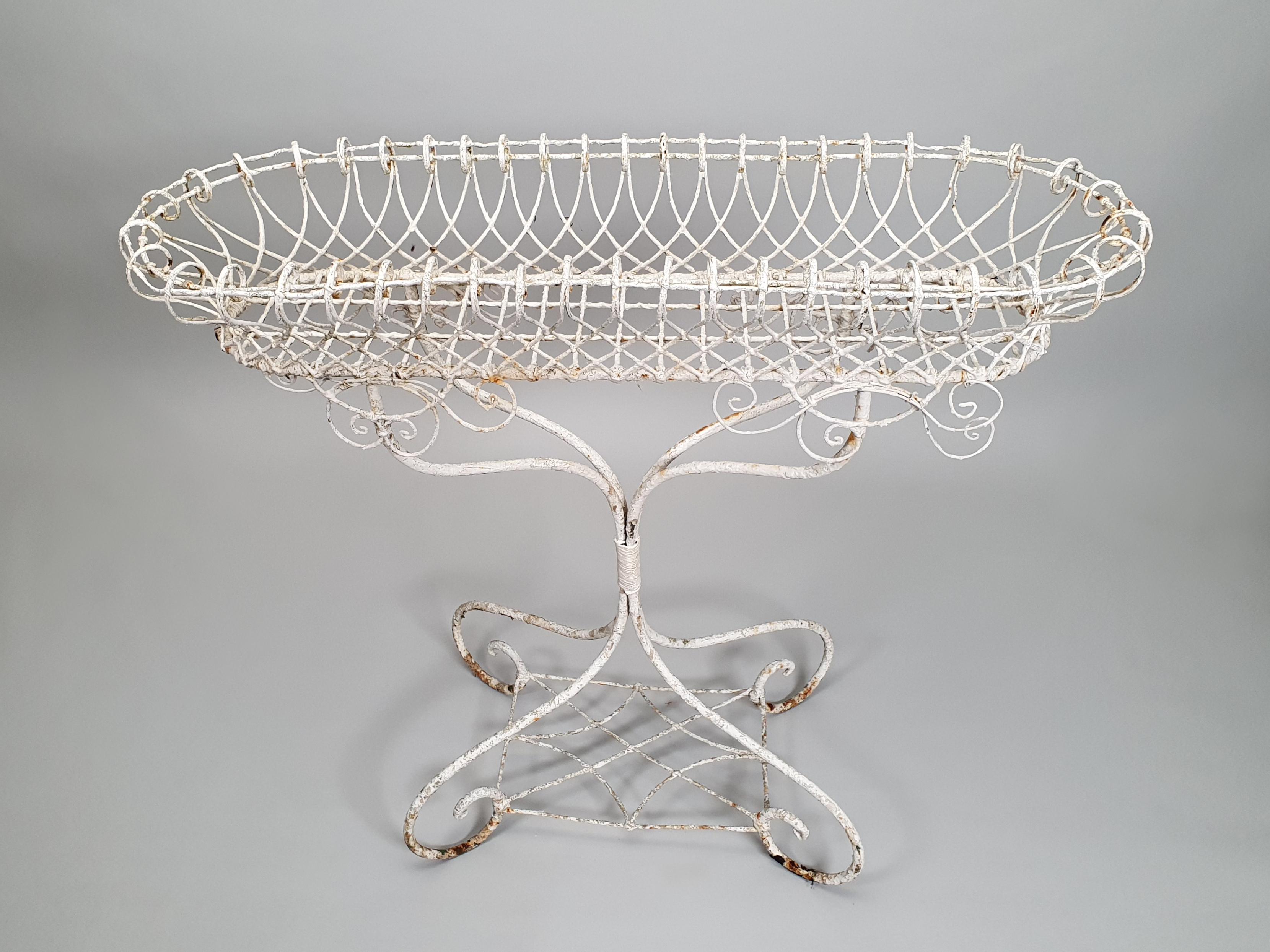 Garden wire Plant Stand looking down