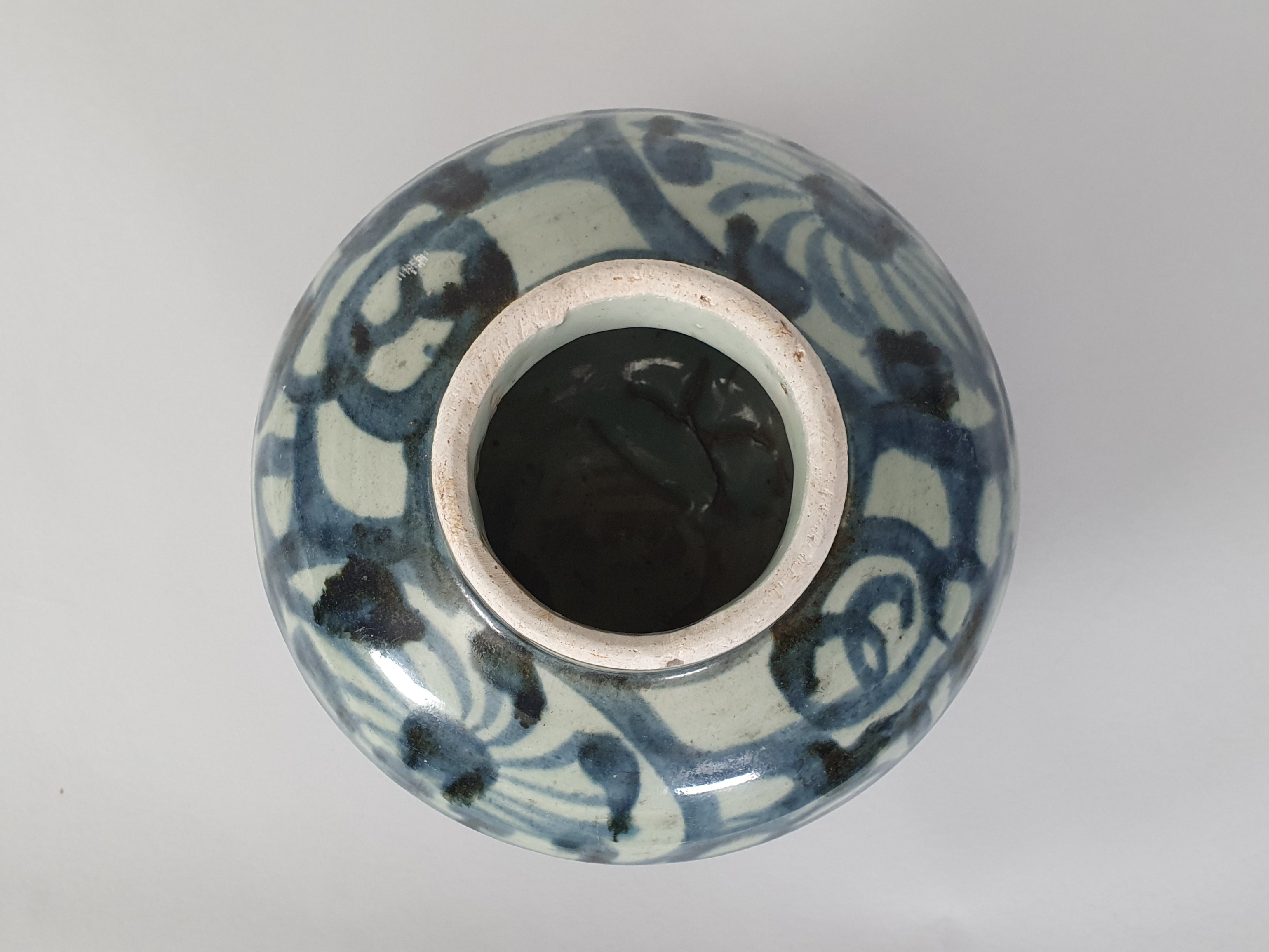 Ming Dynasty Blue and White Vase shot of rim