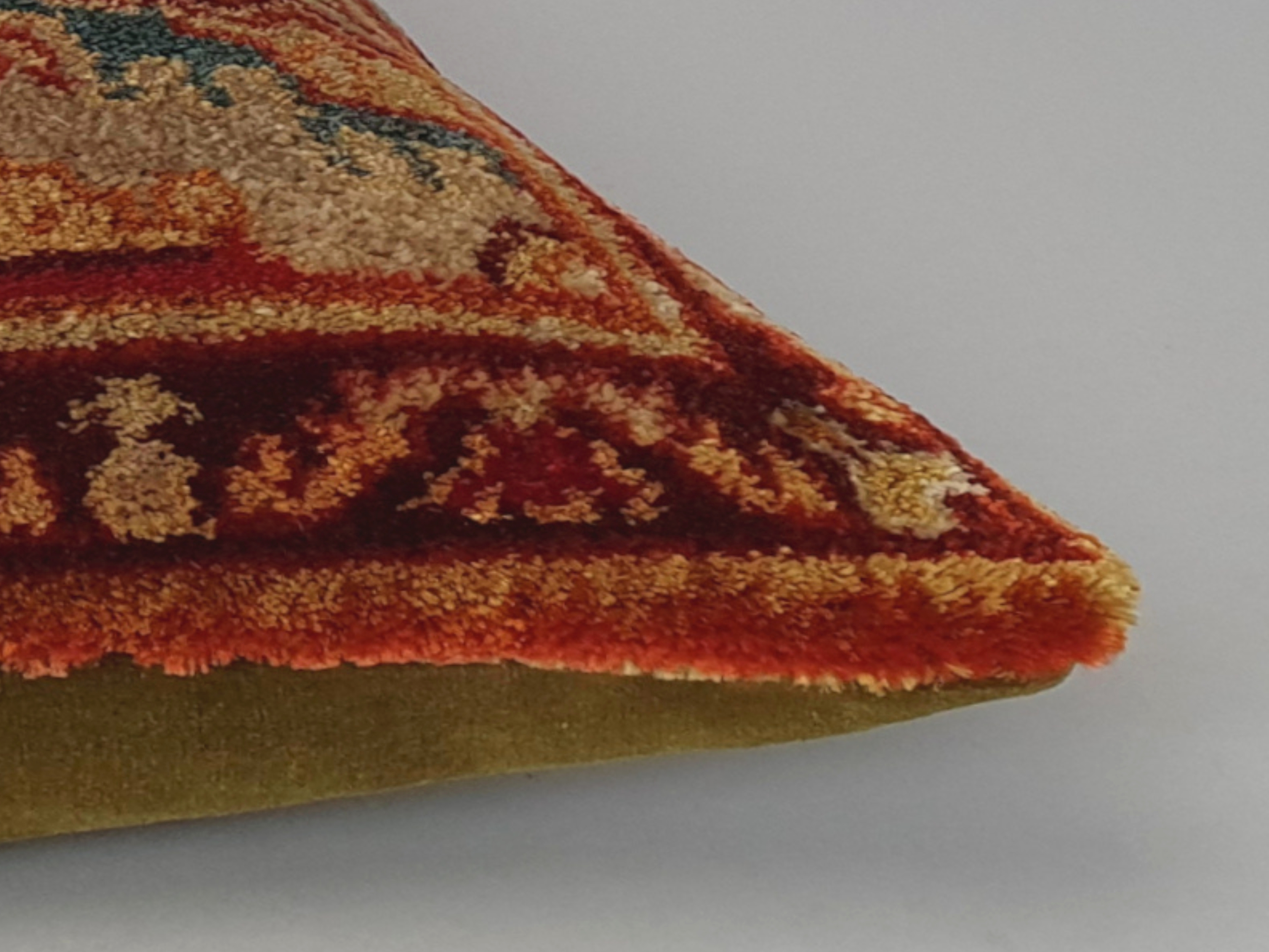 Antique Cushion side detail